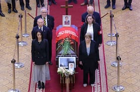 Bachelet, Frei y García Ruminot: figuras políticas encabezan guardia de honor del féretro de Camilo Escalona