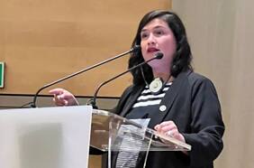 Alcaldesa de Villa Alemana critica mal estado de prendas donadas: “Recibimos ropas con fecas humanas”