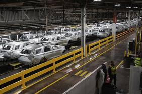 Industria automotriz de EEUU vuelve a operar tras cierre por coronavirus