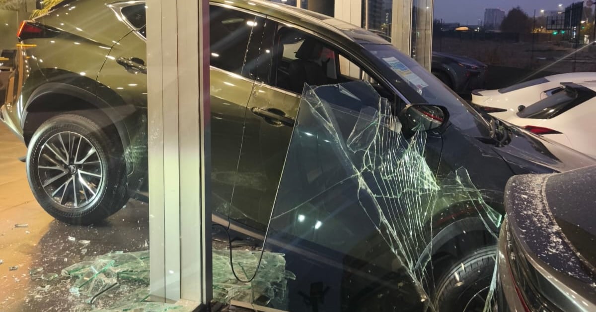 Detienen a dos adolescentes tras frustrado robo a concesionaria automotriz en Vitacura