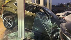 Detienen a dos adolescentes tras frustrado robo a concesionaria automotriz en Vitacura