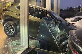 Detienen a dos adolescentes tras frustrado robo a concesionaria automotriz en Vitacura