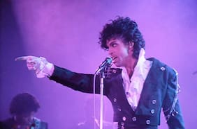 Una lluvia púrpura y fulminante: cómo Prince inmortalizó Purple Rain en una antigua estación de buses