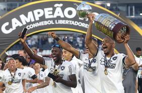 Hasta Charles Aránguiz se llevó un voto: Luiz Henrique arrasa en la elección del Mejor Jugador de América