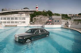 A lo rock star: Rolls-Royce Phantom festeja su centenario lanzándose a la piscina