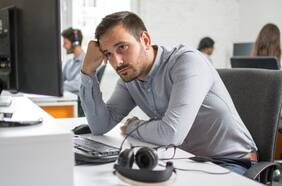 ¿Trabajas sentado la mayor parte del día? Estos consejos te ayudarán a enfrentar el sedentarismo y sus riesgos