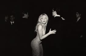 ¿Se arrepintió? Sabrina Carpenter presentó nueva portada de su disco “aprobada por Dios”