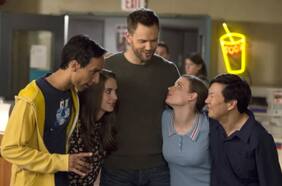 Desde el elenco hasta Gillian Anderson celebraron el anuncio de la película de Community