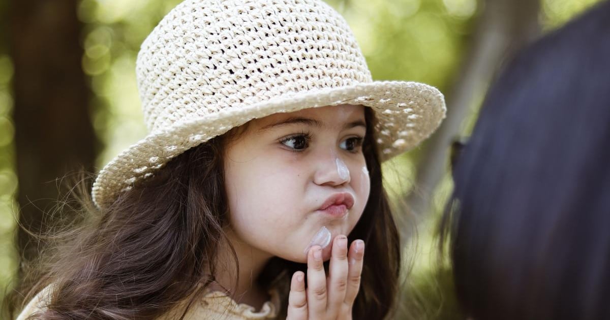 Por qué los niños no necesitan una rutina de skincare: los peligros de copiar modas de las redes sociales - La Tercera
