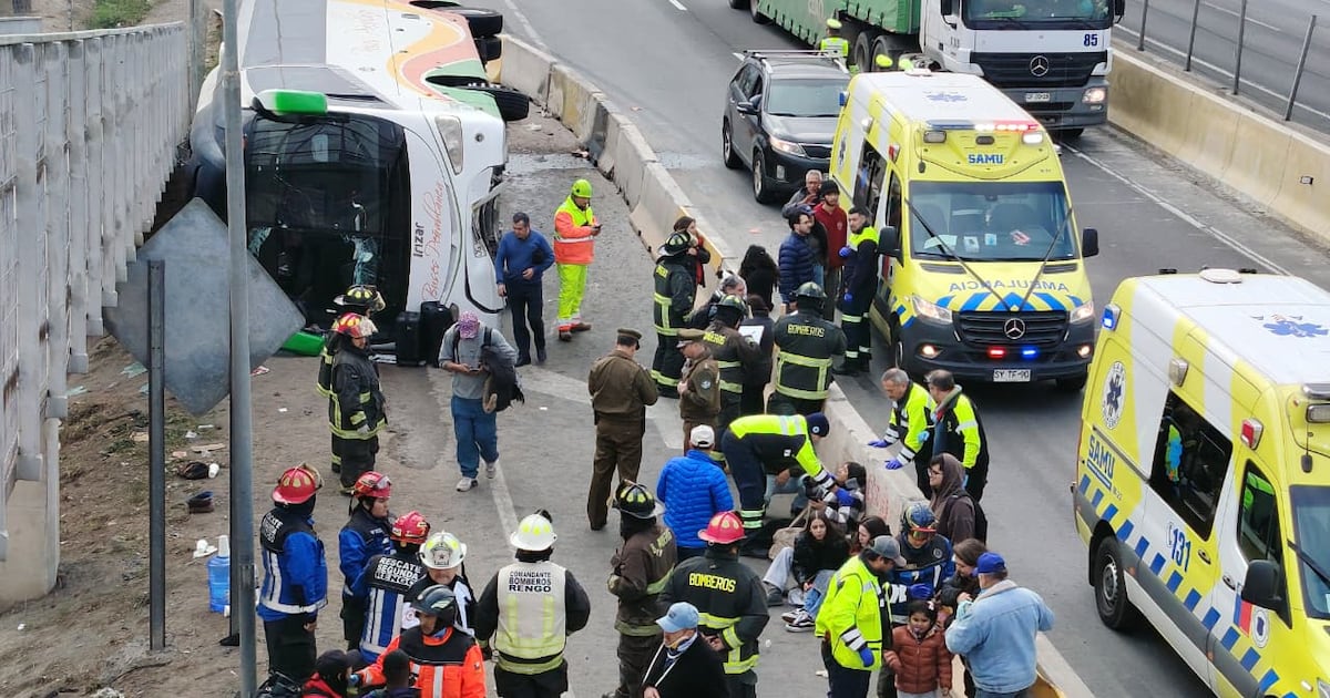 Bus con 55 pasajeros vuelca en Ruta 5 Sur: 18 personas resultan lesionadas en medio de fin de semana largo - La Tercera