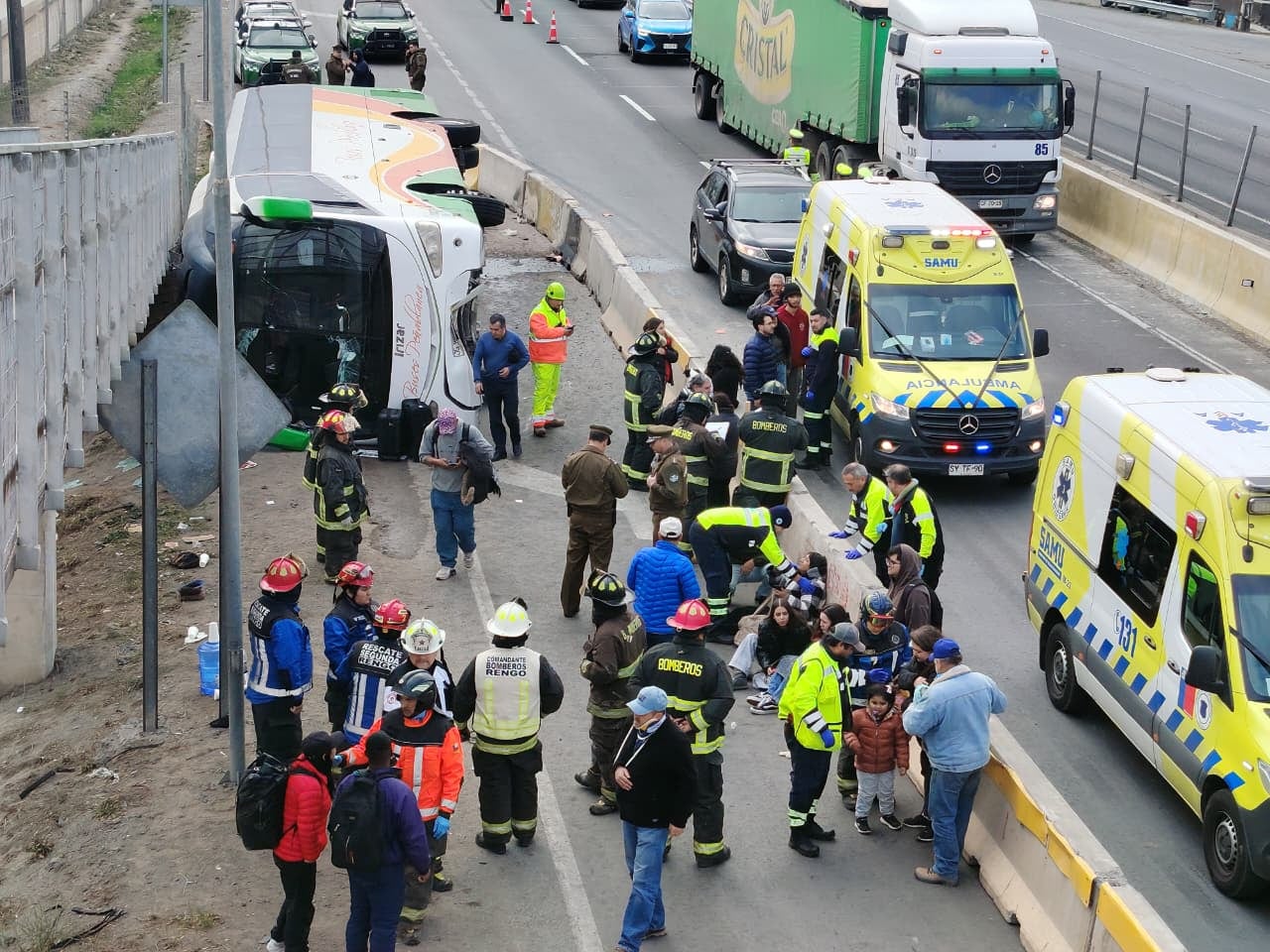 18 pasajeros quedan lesionados tras el volcamiento de su bus en la Ruta 5 Sur