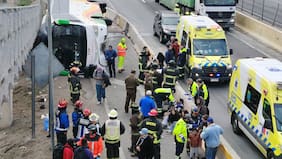 18 pasajeros quedan lesionados tras el volcamiento de su bus en la Ruta 5 Sur
