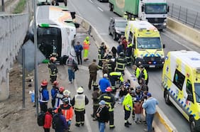18 pasajeros quedan lesionados tras el volcamiento de su bus en la Ruta 5 Sur