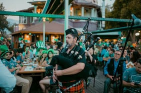 Con cerveza verde, shop gratis y música en vivo: así se celebrará San Patricio 2024 en los bares de Santiago