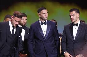 Pifias para el Dibu Martínez: el incómodo momento del argentino tras ser elegido el mejor arquero en la ceremonia del Balón de Oro