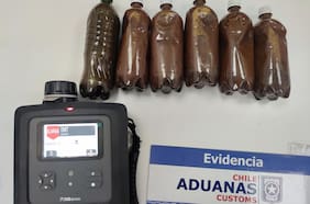 En prisión preventiva quedan dos turistas brasileños que intentaron ingresar 5 litros de ayahuasca por el Aeropuerto de Santiago