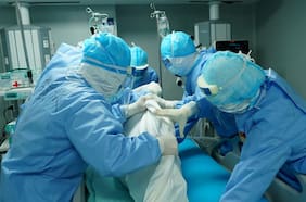 Aumentan casos de pacientes en el país puestos boca abajo: ¿Por qué es importante esta antigua técnica?