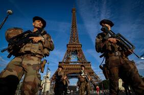 Alerta en París: policía francesa ordena evacuar la Torre Eiffel a horas de la ceremonia de clausura de los Juegos Olímpicos