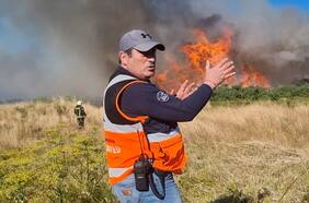 Declaran alerta roja en Puerto Montt y Queilen por incendios forestales que amenazan sectores poblados