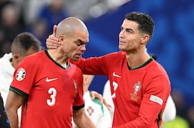 Hasta las lágrimas: la conmovedora imagen de Cristiano Ronaldo y Pepe tras quedar fuera de la Eurocopa