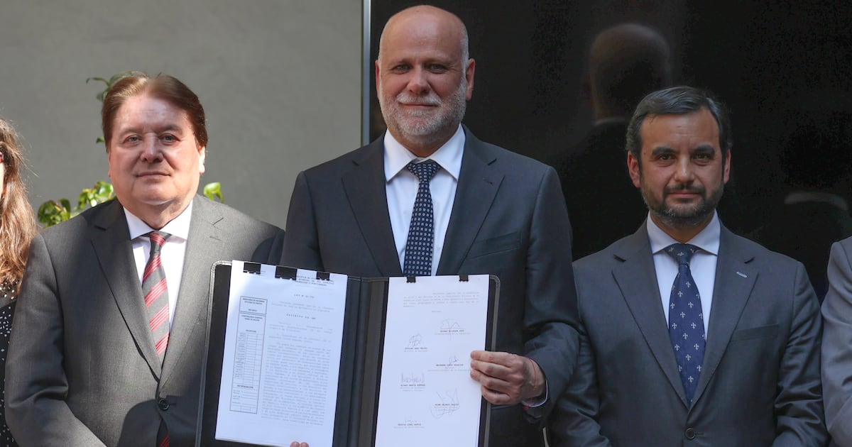 Gobierno promulga reforma al sistema de notarías: límite de edad para notarios y precios máximos por servicios