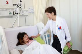 Primer bebé del 2025 en la Región Metropolitana nació en el Hospital Félix Bulnes