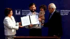Presidente Gabriel Boric asistió junto a su hija Violeta a firmar contrato de litio