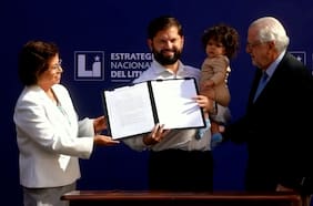 Presidente Gabriel Boric asistió junto a su hija Violeta a firmar contrato de litio