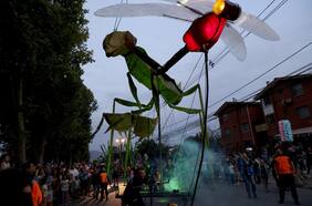 El desfile de insectos gigantes de Teatro a Mil llega a Plaza Ñuñoa y a Parque Bicentenario