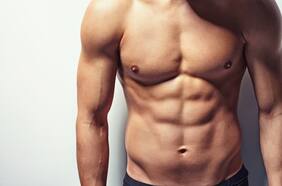 Este sencillo ejercicio promete que puedas conseguir abdominales más fuertes y marcados, según un especialista