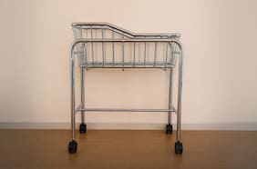 Una cuna vacía en medio de la maternidad