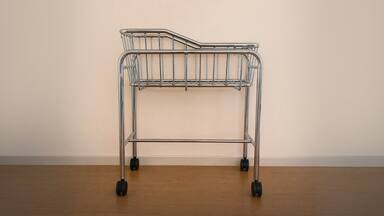 Una cuna vacía en medio de la maternidad