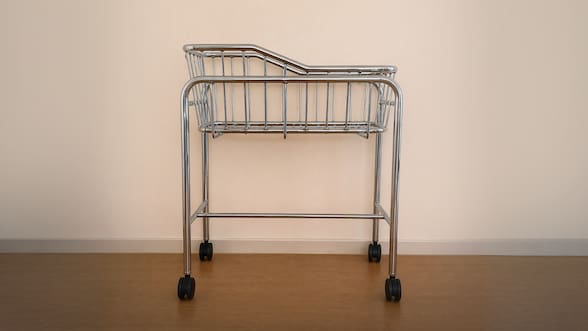 Una cuna vacía en medio de la maternidad