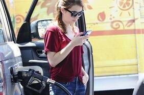 ¿Por qué no se puede usar el celular cuando se recarga combustible?