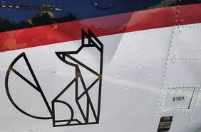 Helicóptero que estaba trabajando en apagar incendio forestal en Los Álamos es baleado en su fuselaje