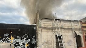 Incendio en vivienda del centro de Santiago deja una bombera lesionada y tres habitaciones afectadas