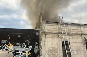 Incendio en vivienda del centro de Santiago deja una bombera lesionada y tres habitaciones afectadas