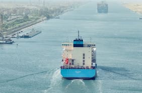 Naviera Maersk reanudará parte de su operación en el canal de Suez y mercado proyecta baja del precio de los fletes
