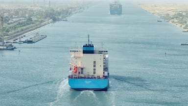 Naviera Maersk reanudará parte de su operación en el canal de Suez y mercado proyecta baja del precio de los fletes