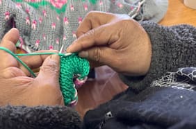 Tejiendo oportunidades: La iniciativa que impulsa la independencia de mujeres a través del tejido