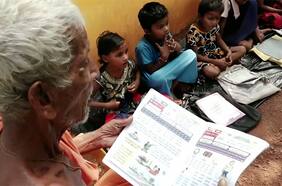 Hombre lleva 75 años enseñando a leer gratuitamente a niños de su aldea