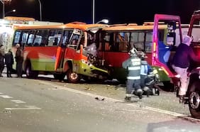 Imágenes sensibles: Choque frontal de dos micros deja a ambos conductores fallecidos en Valparaíso