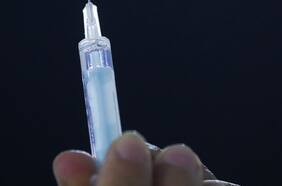 Inquietante baja en ritmo de vacunación aplazaría meta de 15 millones de chilenos inoculados para septiembre