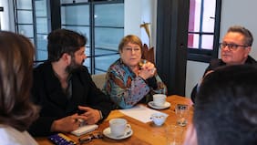 Bachelet evita nueva aproximación a eventual candidatura y desliza crítica a Kast al advertir inquietud por la economía y empleo