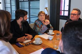 Bachelet evita nueva aproximación a eventual candidatura y desliza crítica a Kast al advertir inquietud por la economía y empleo