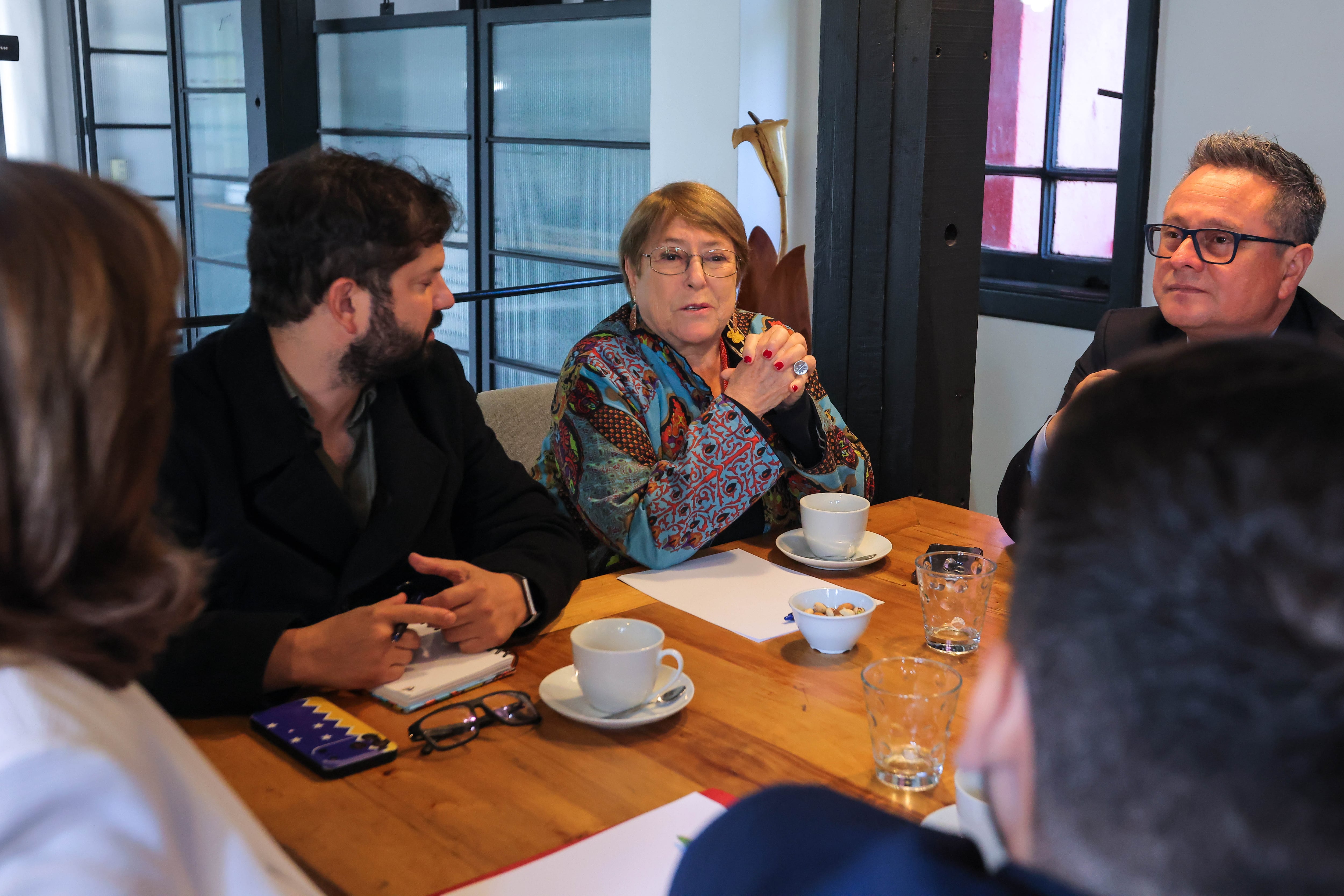 Bachelet evita nueva aproximación a eventual candidatura y desliza crítica a Kast al advertir inquietud por la economía y empleo