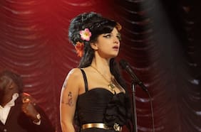 De las drogas al origen del peinado icónico: qué es real y qué es falso en la biopic de Amy Winehouse