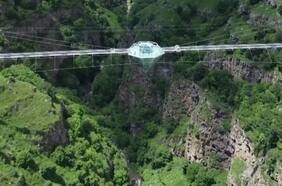Construyen un imponente puente de vidrio en Georgia