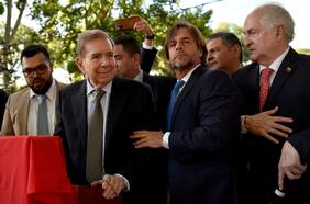 Presidente Lacalle Pou recibe a Edmundo González en Uruguay y le entrega su apoyo para que asuma el poder en Venezuela el 10 de enero