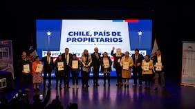 Kast encabeza entrega de 100 títulos de dominio a familias mapuche en La Araucanía y firma proyecto de regularización exprés de propiedades